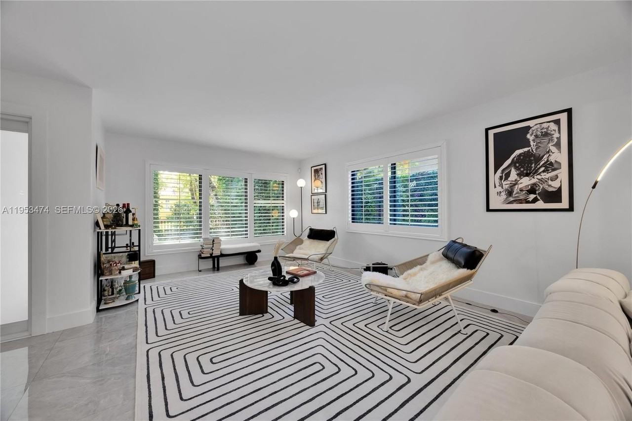 1117 Alberca St - Photo 6 of 34