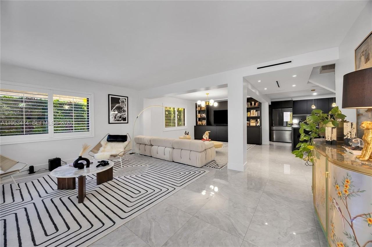 1117 Alberca St - Photo 7 of 34