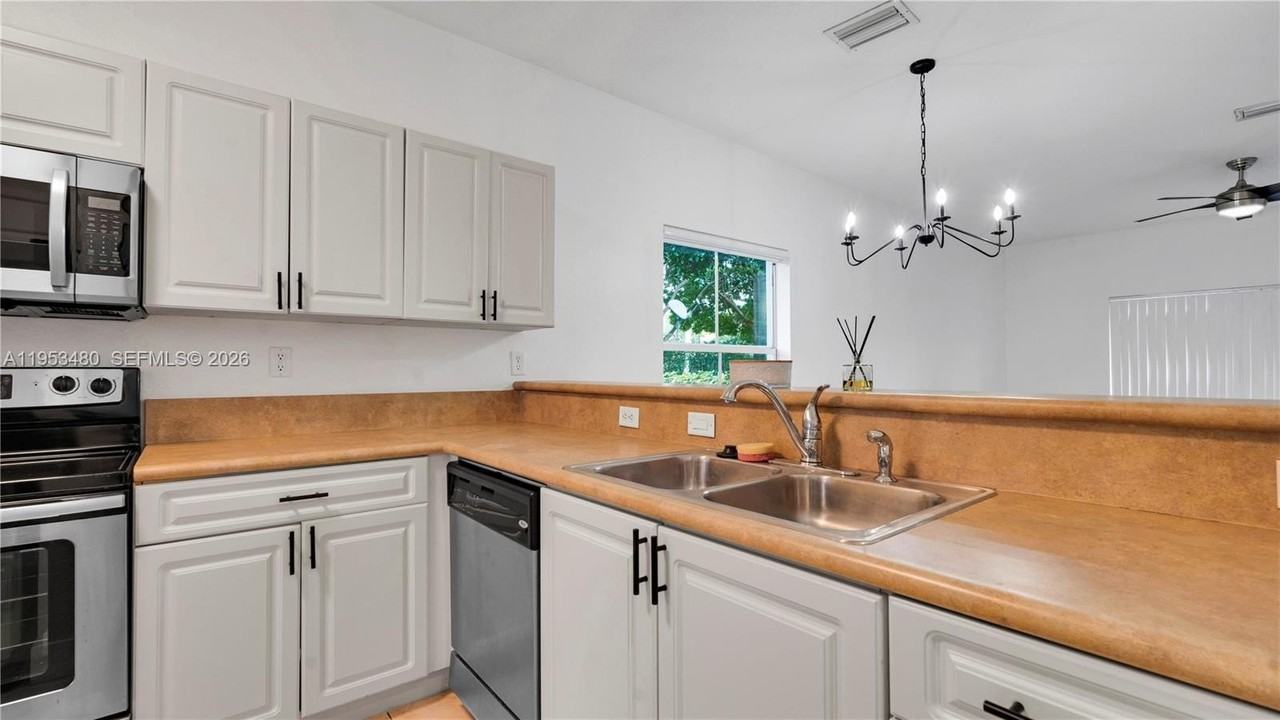 4921 Sw 140th Ter #1 - Photo 7 of 37