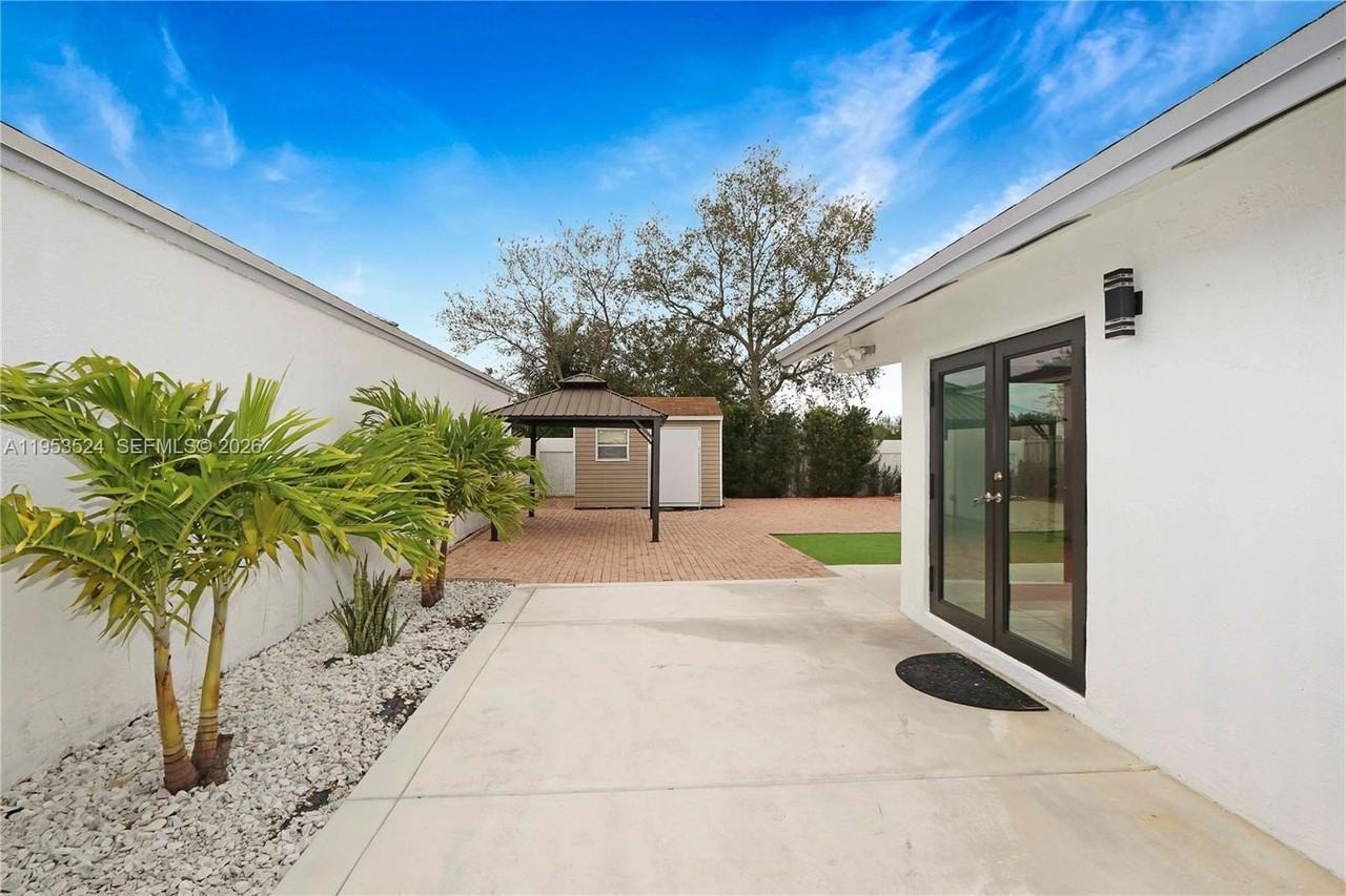 21049 Sw 118th Ave - Photo 2 of 34