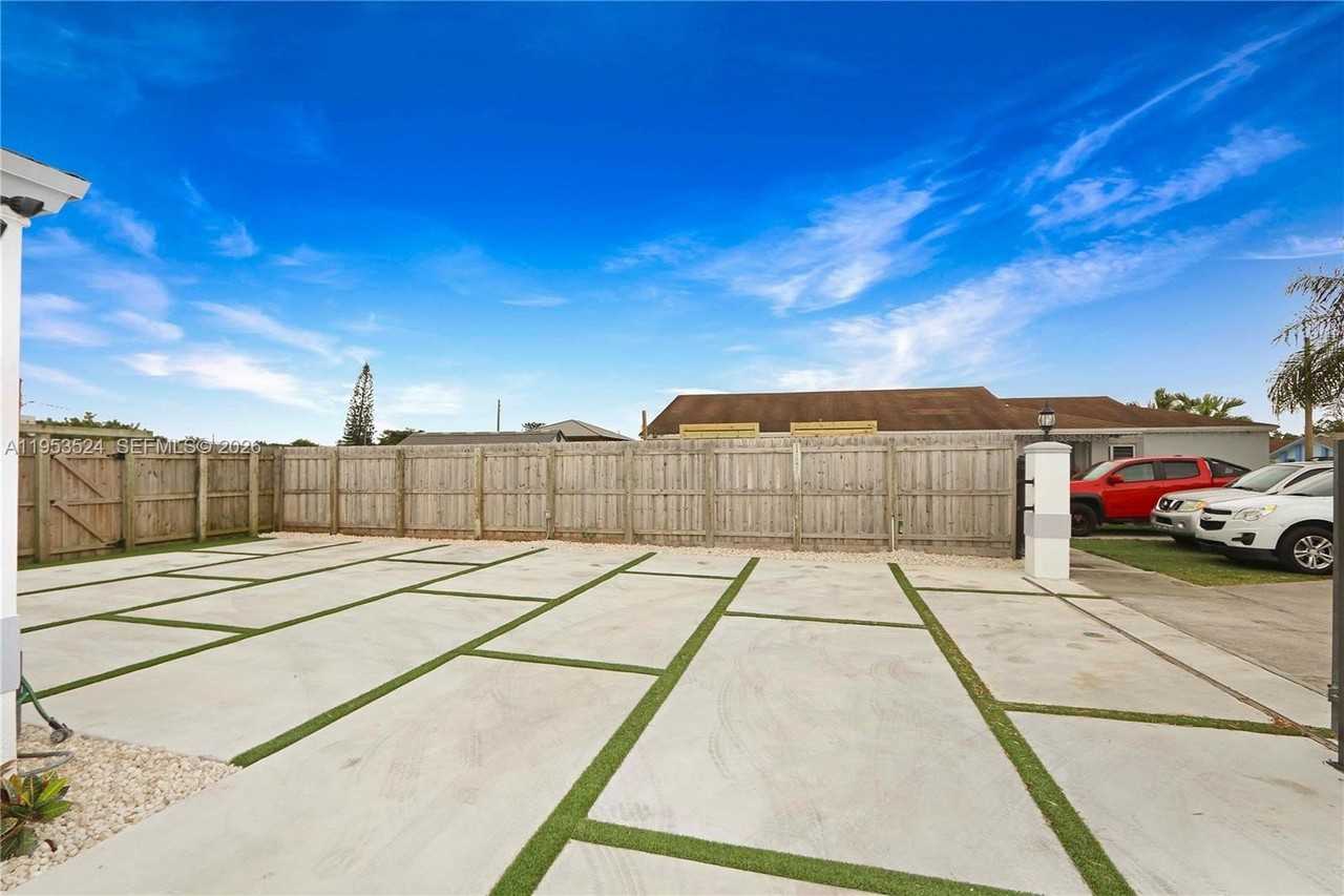 21049 Sw 118th Ave - Photo 4 of 34