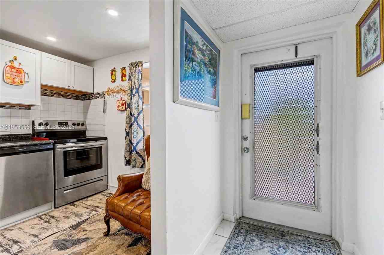 1040 Country Club Dr #306 - Photo 5 of 32