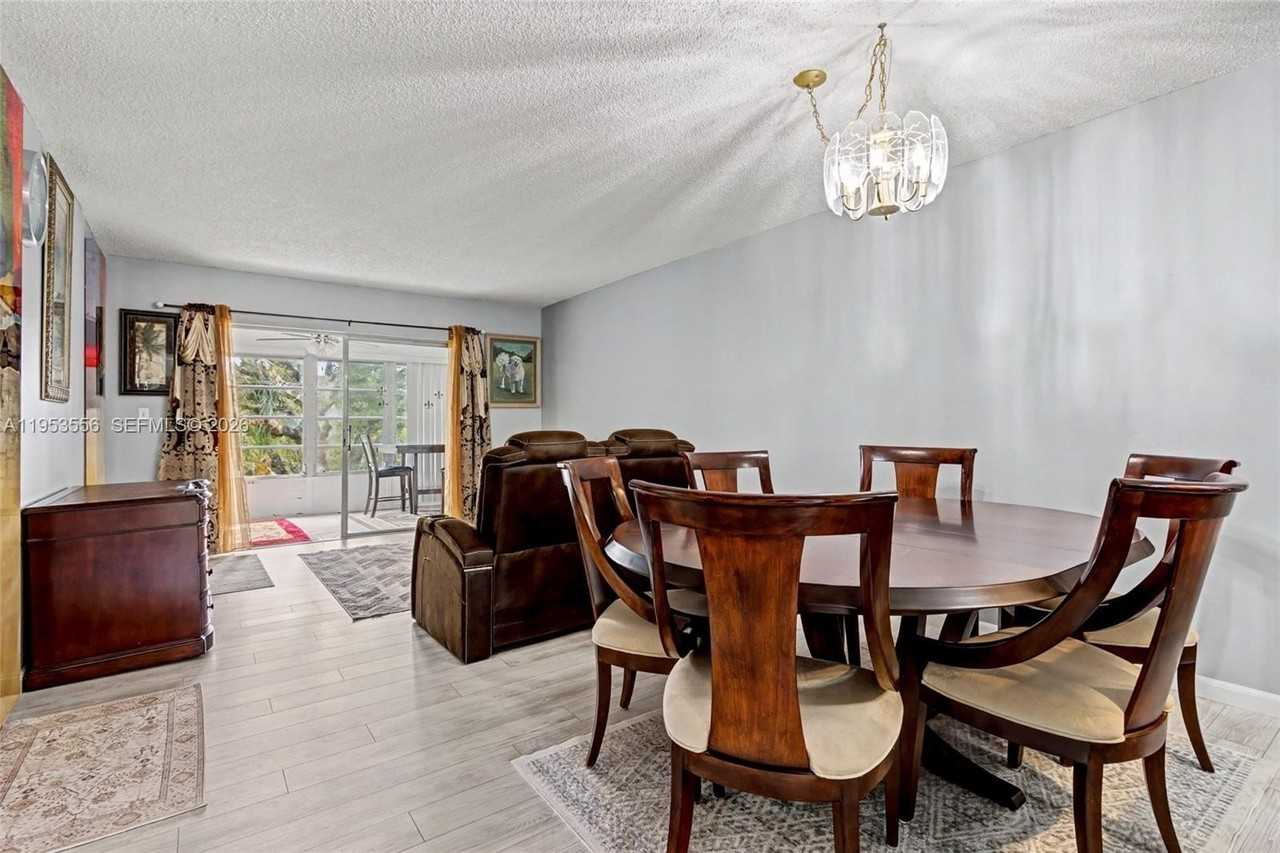 1040 Country Club Dr #306 - Photo 7 of 32