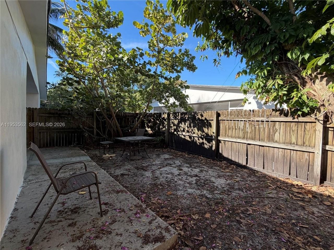 951 Sw 16th St #1-2 - Photo 5 of 11