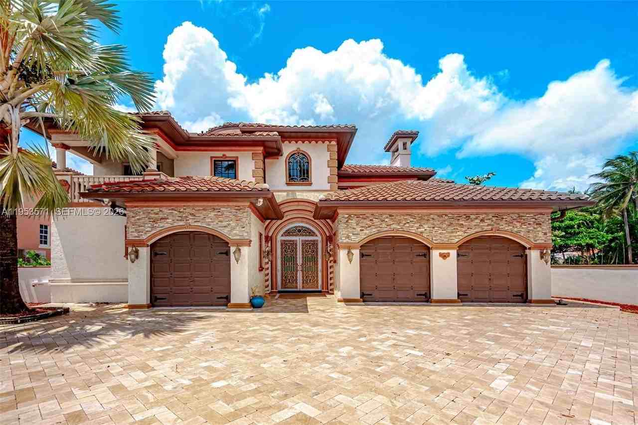 674 Ocean Blvd - Photo 4 of 45