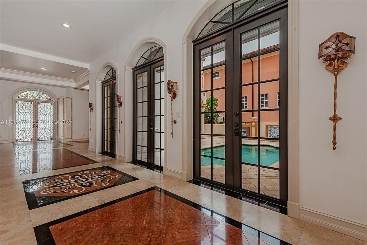 674 Ocean Blvd - Photo 5 of 45