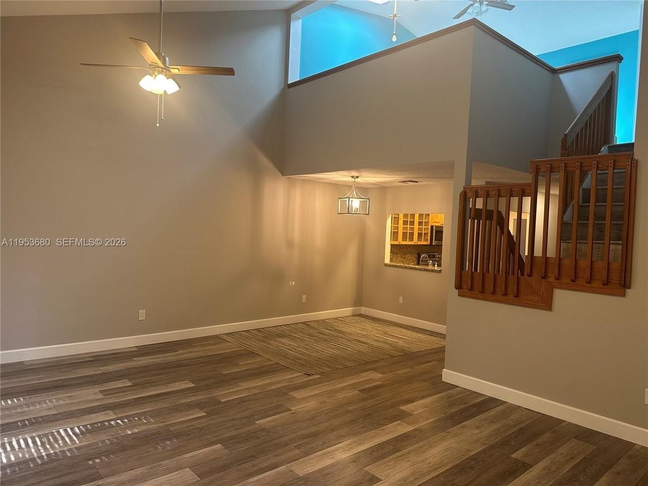 458 Se 14th St - Photo 3 of 26