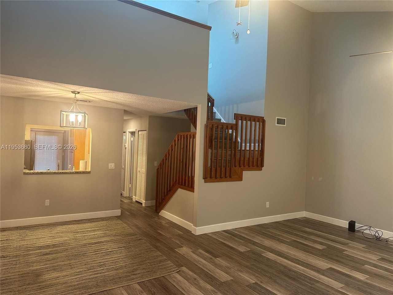 458 Se 14th St - Photo 4 of 26