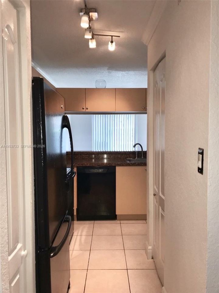 908 Coral Club Dr #908 - Photo 5 of 15