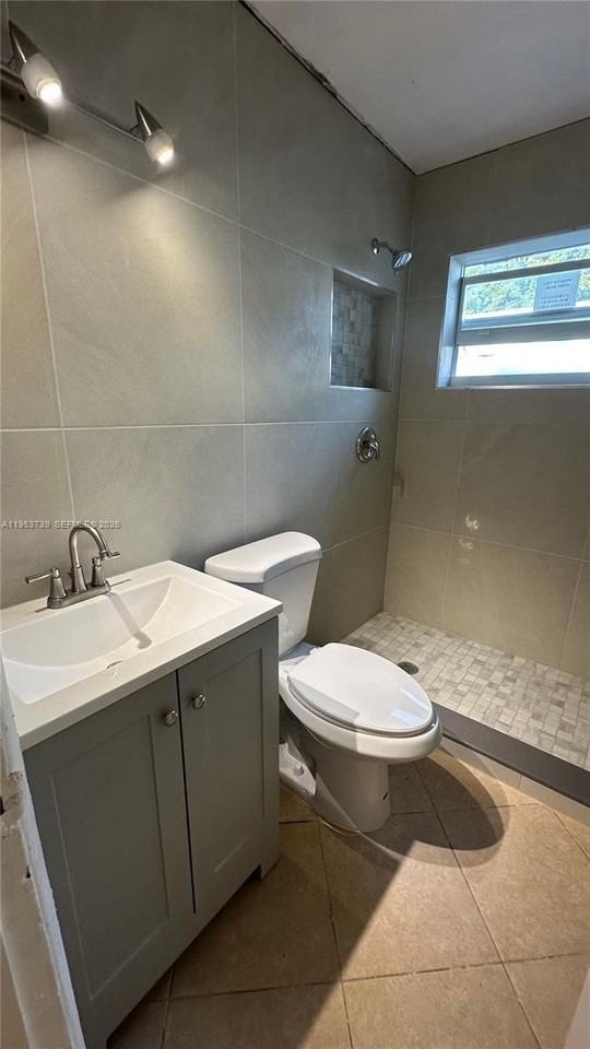 1808 Nw 9th St #2 - Photo 3 of 5