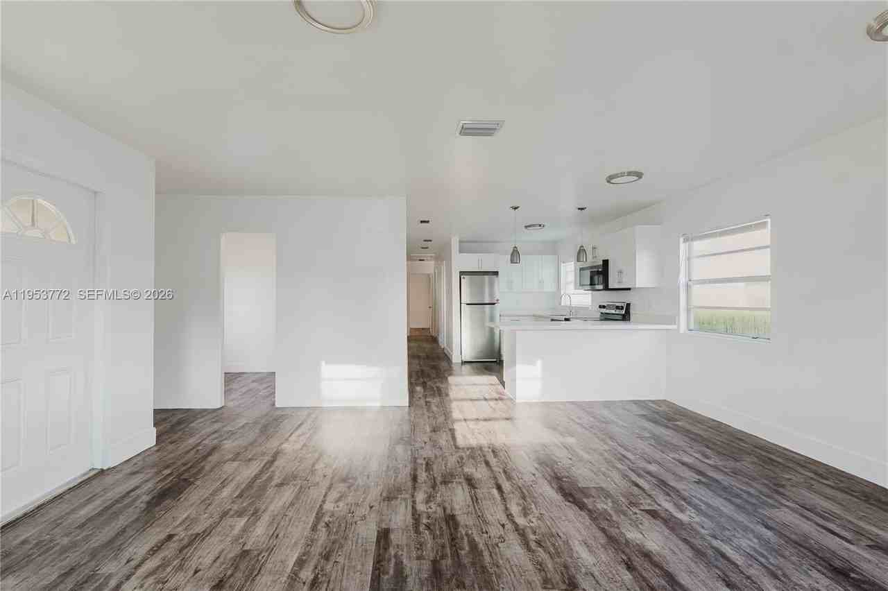 4338 Nw 24th Ave - Photo 3 of 26