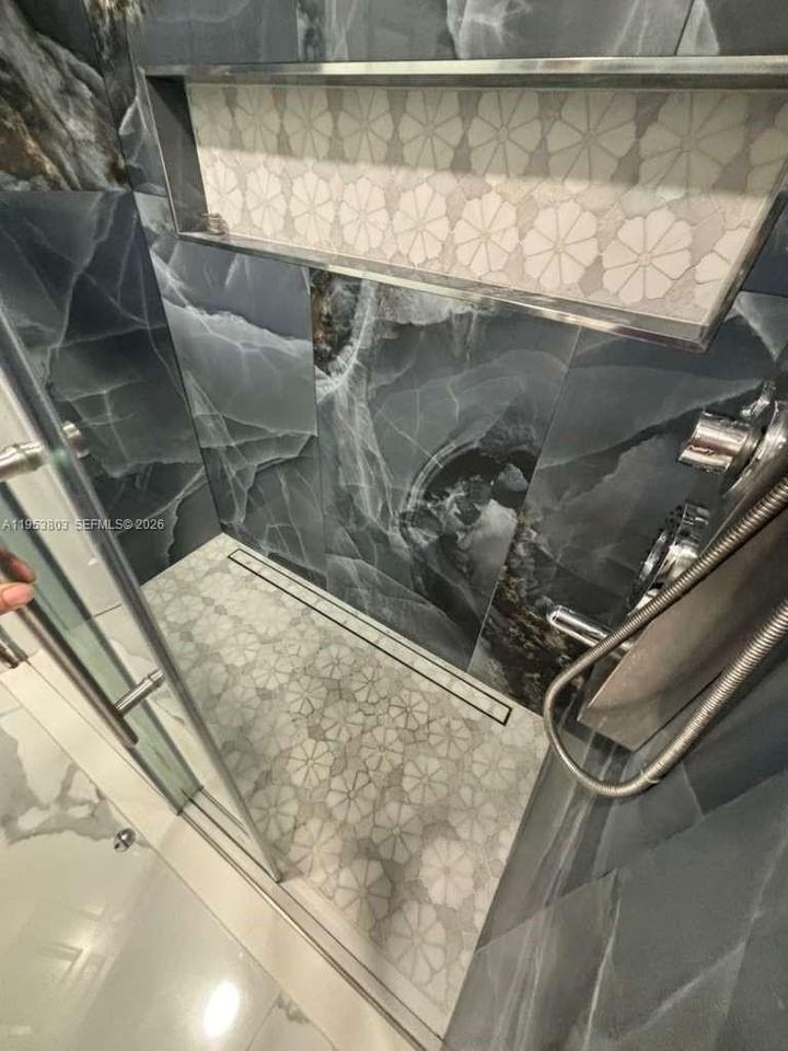 2733 Ne 3rd Ct #105 - Photo 6 of 50