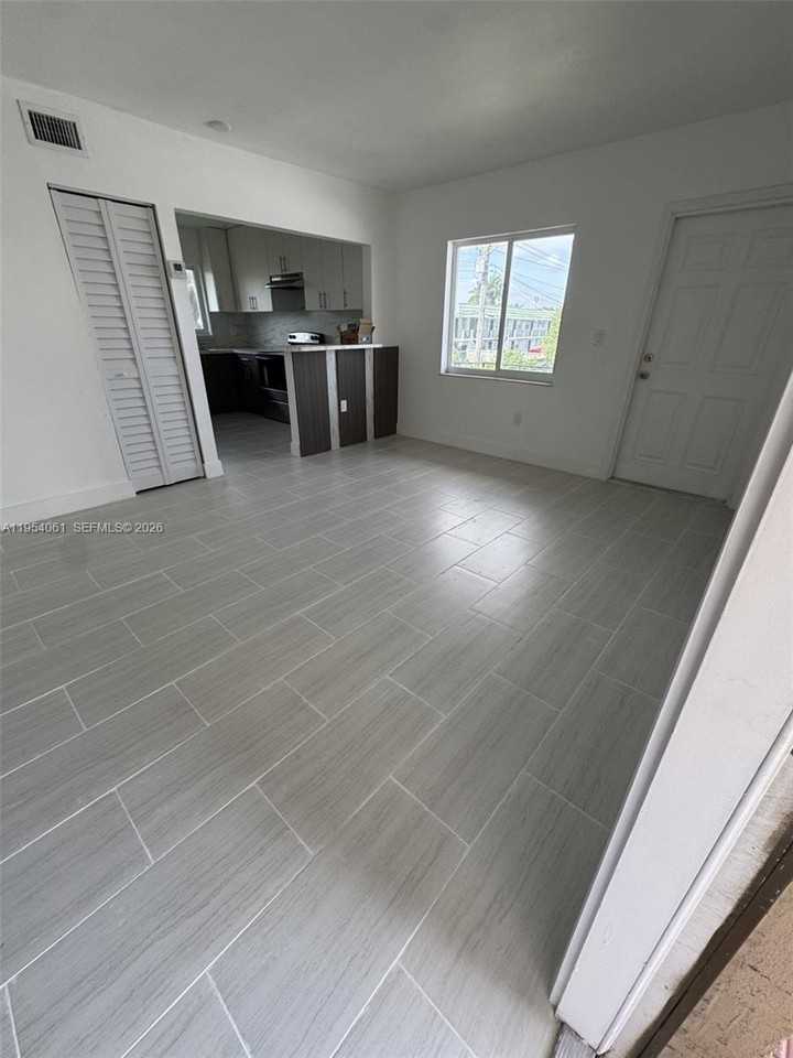 800 Nw 44th Ave #4 - Photo 2 of 16