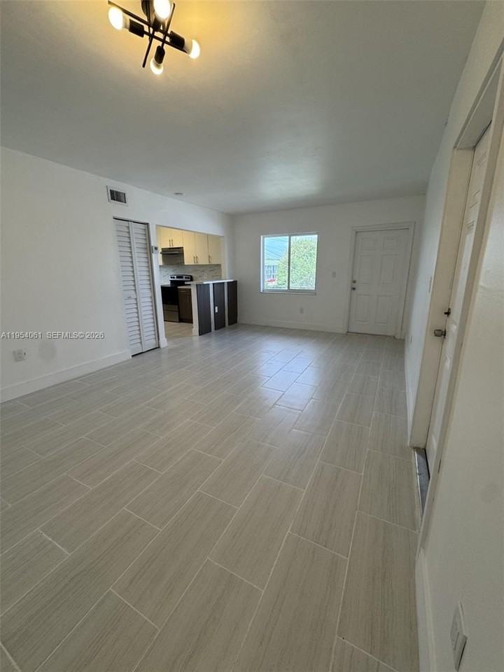 800 Nw 44th Ave #4 - Photo 3 of 16