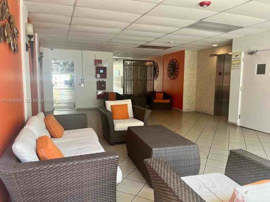 524 Washington Ave #304 - Photo 4 of 19