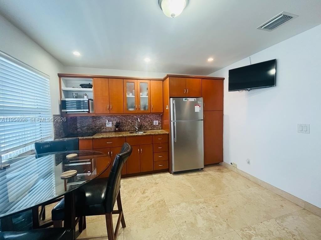 524 Washington Ave #304 - Photo 6 of 19