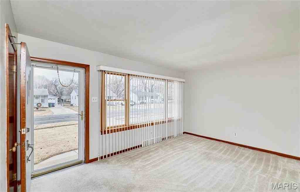 300 S Saint Jacques St - Photo 4 of 33