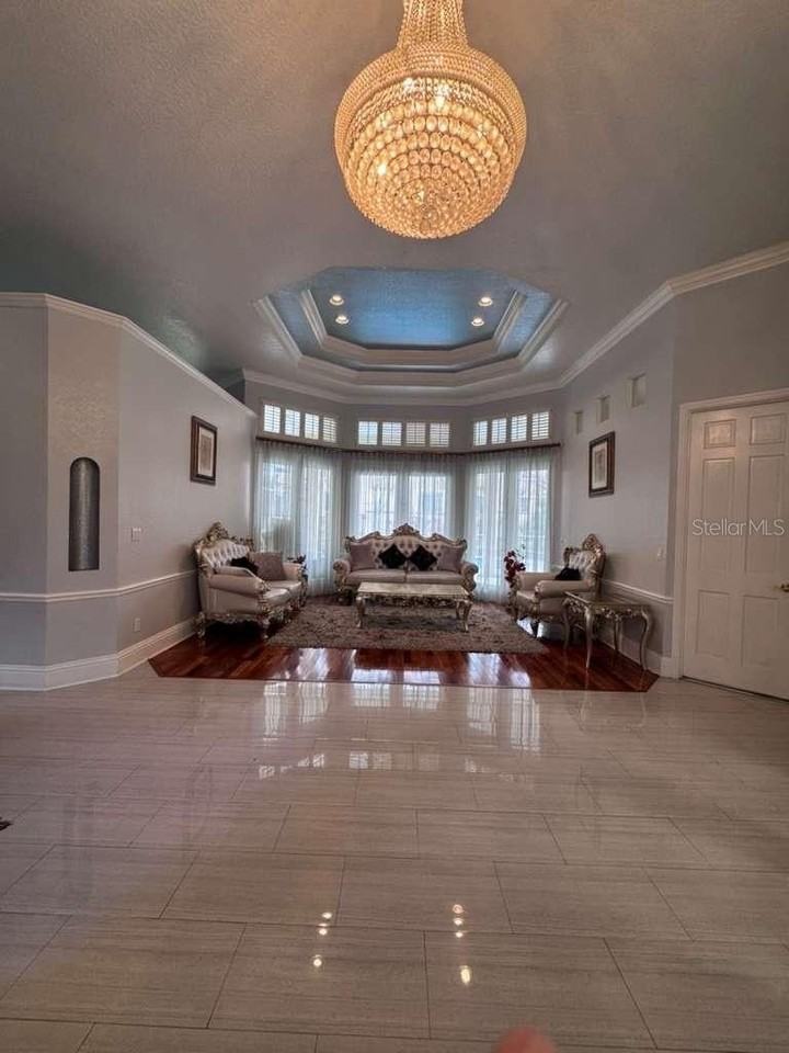 7600 Debeaubien Dr - Photo 3 of 10