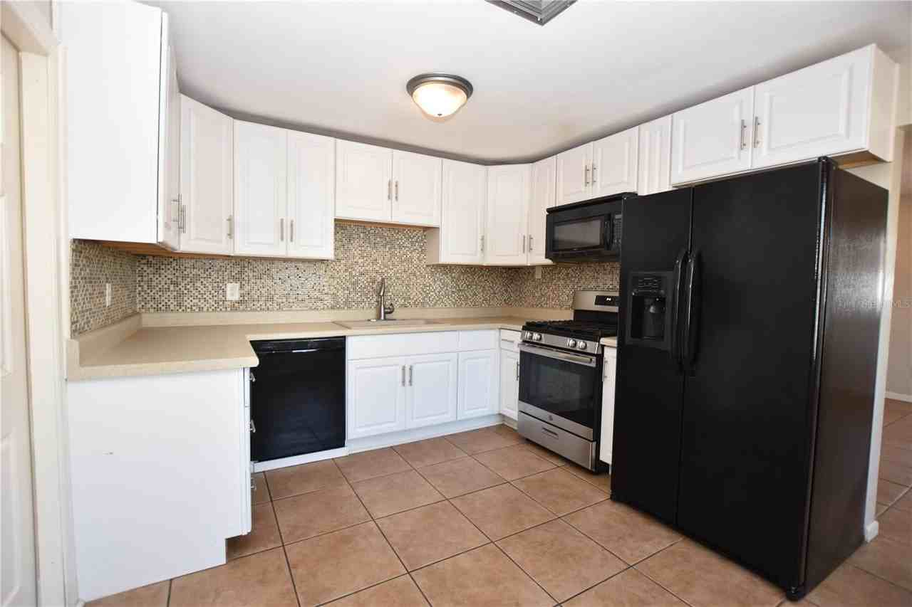 1317 E Myrtle St - Photo 2 of 20