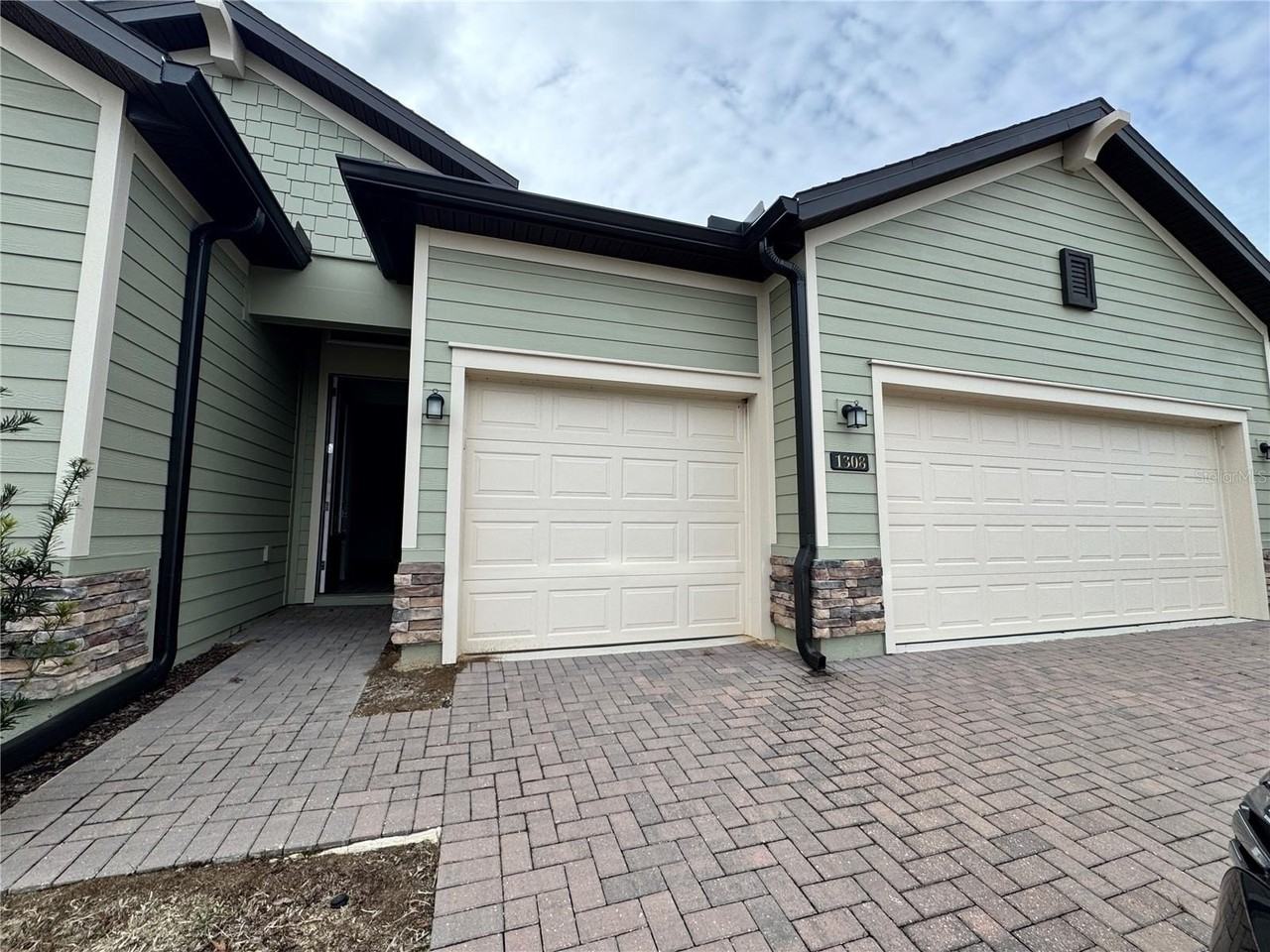 1308 Se 43rd Rd - Photo 2 of 21