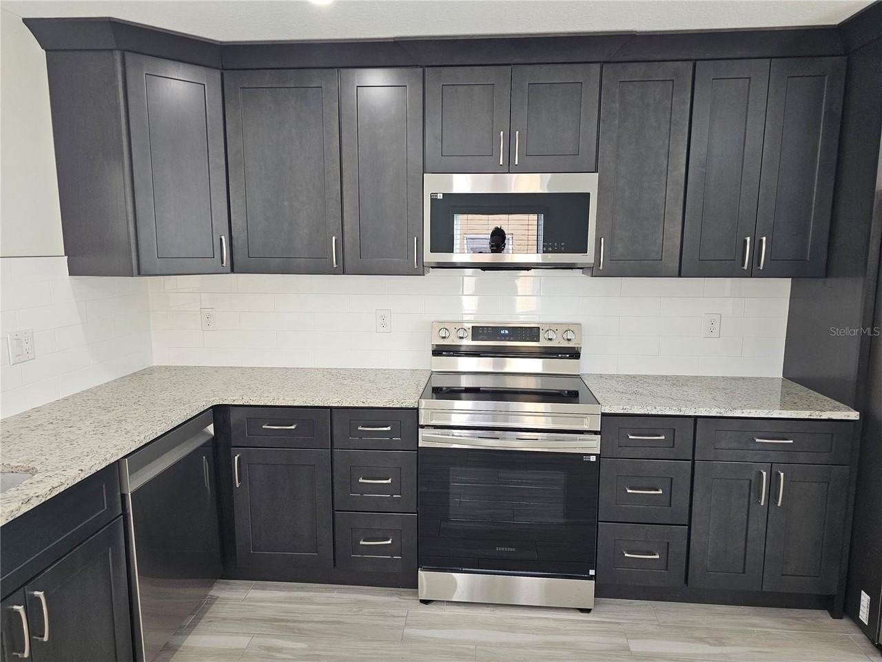 7043 Brentford Rd - Photo 7 of 20