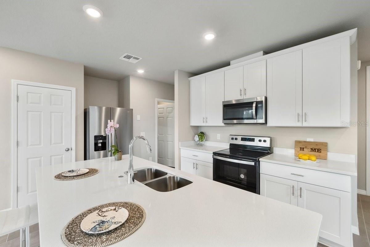 726 Legacy Dr - Photo 4 of 27