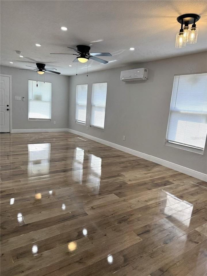 319 Avenue P Ne - Photo 3 of 15