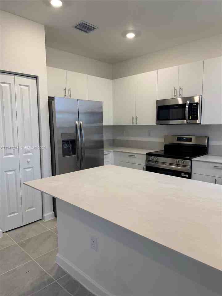 2724 Se 26th Ave - Photo 2 of 8