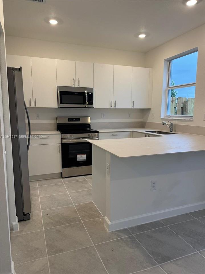 2724 Se 26th Ave - Photo 3 of 8