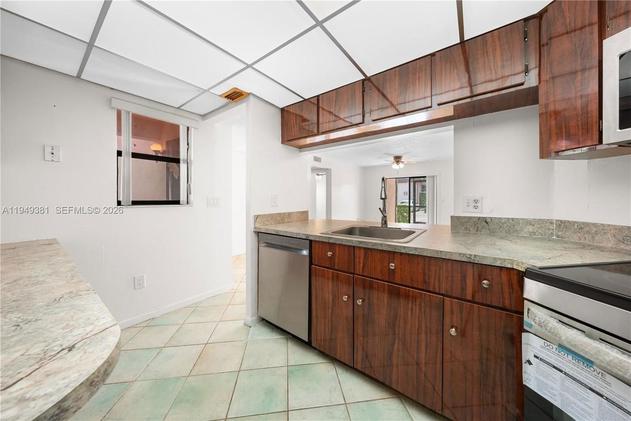 20905 Ne 8th Ct - Photo 2 of 8