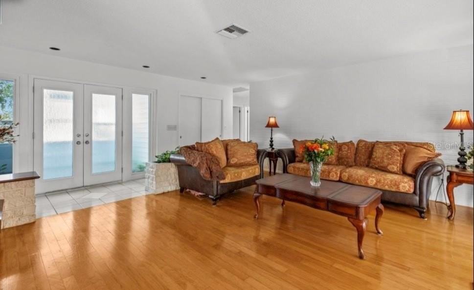 2516 Roberta St - Photo 2 of 15