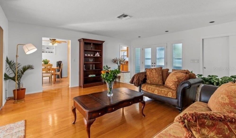 2516 Roberta St - Photo 3 of 15