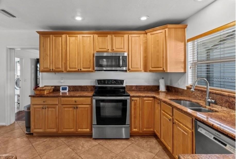 2516 Roberta St - Photo 5 of 15