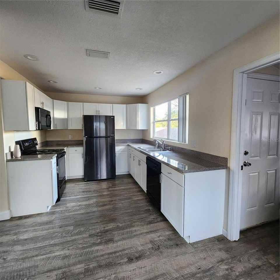 4407 73rd St N - Photo 6 of 15