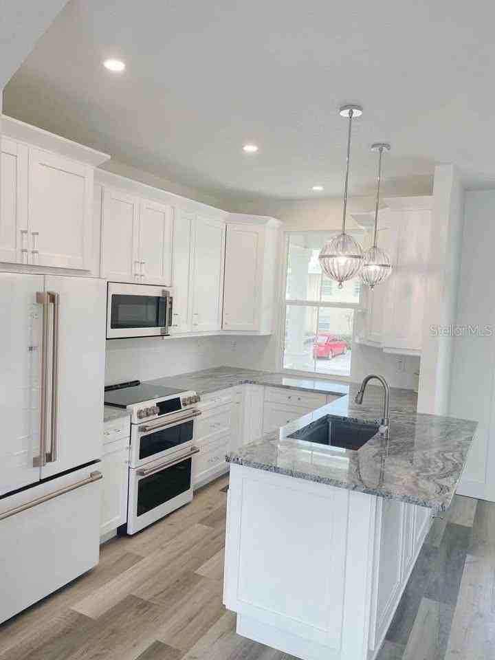 1299 5th St S - Photo 3 of 11