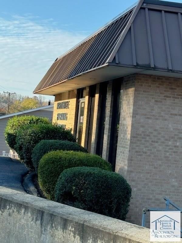 4940 Kings Mountain Rd - Photo 2 of 2