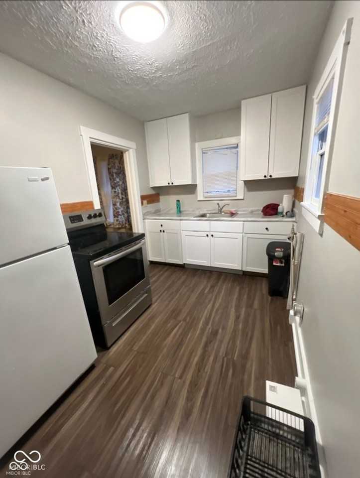 421 N State St - Photo 4 of 5