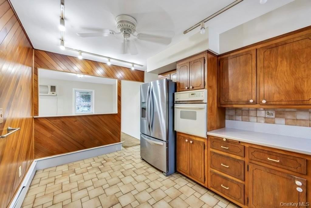 32 Lee Ave - Photo 5 of 16