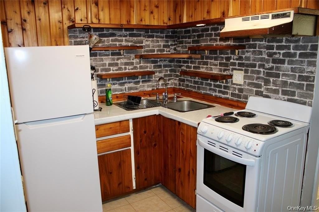 24 Chestnut Ln - Photo 3 of 10