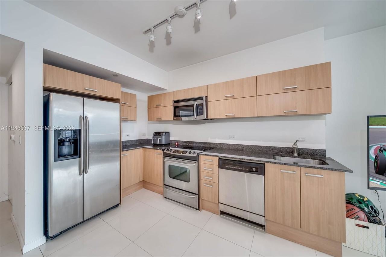 350 S Miami Ave #3408 - Photo 5 of 8