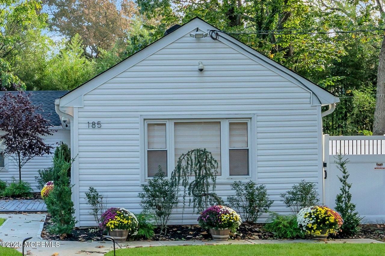 185 Elmwood Rd - Photo 2 of 19