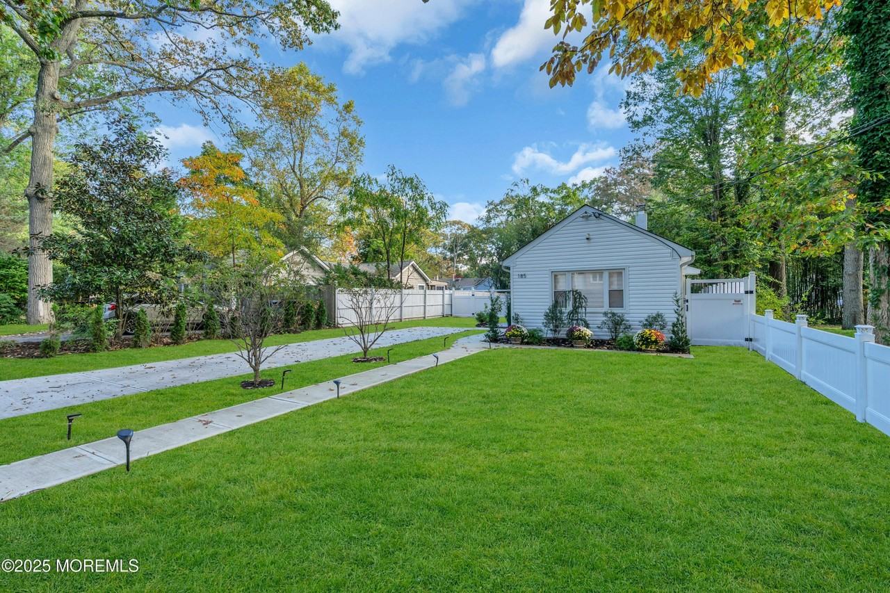 185 Elmwood Rd - Photo 3 of 19