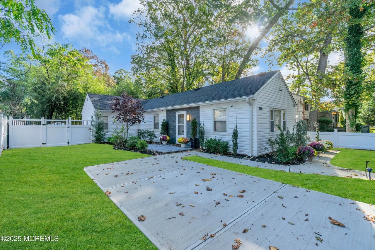 185 Elmwood Rd - Photo 4 of 19