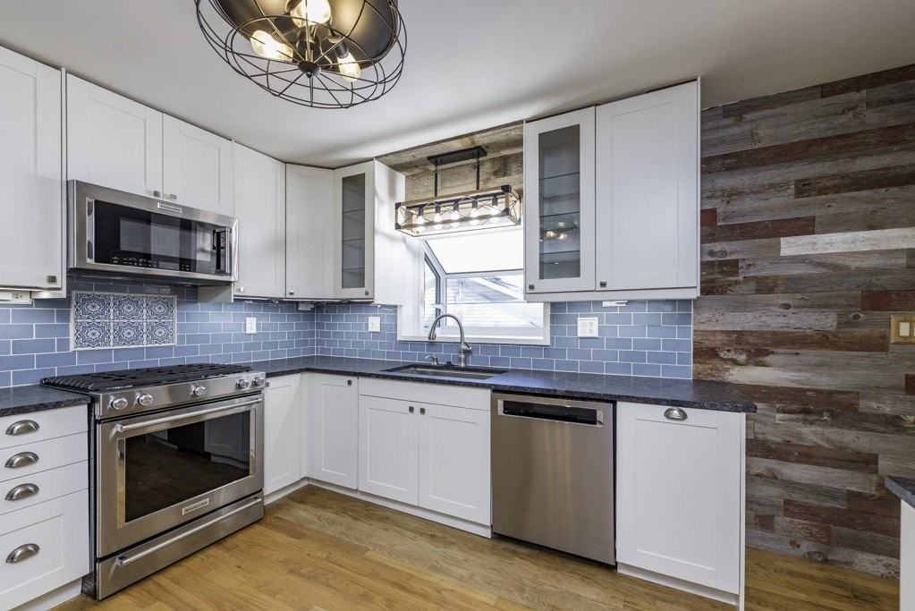 18225 W Lindenwood Dr - Photo 2 of 14