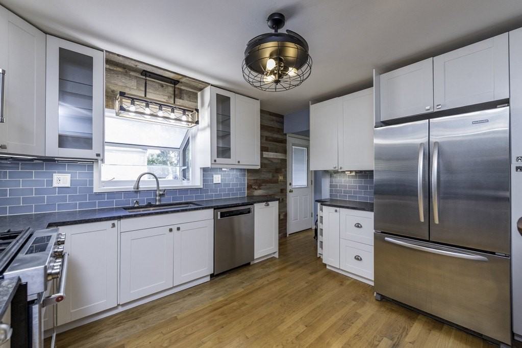 18225 W Lindenwood Dr - Photo 3 of 14