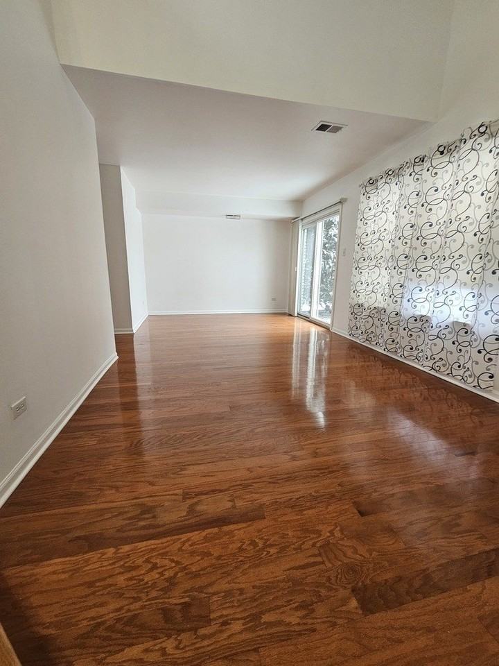 1327 Sugar Ct Unit 1327 #1327 - Photo 2 of 15