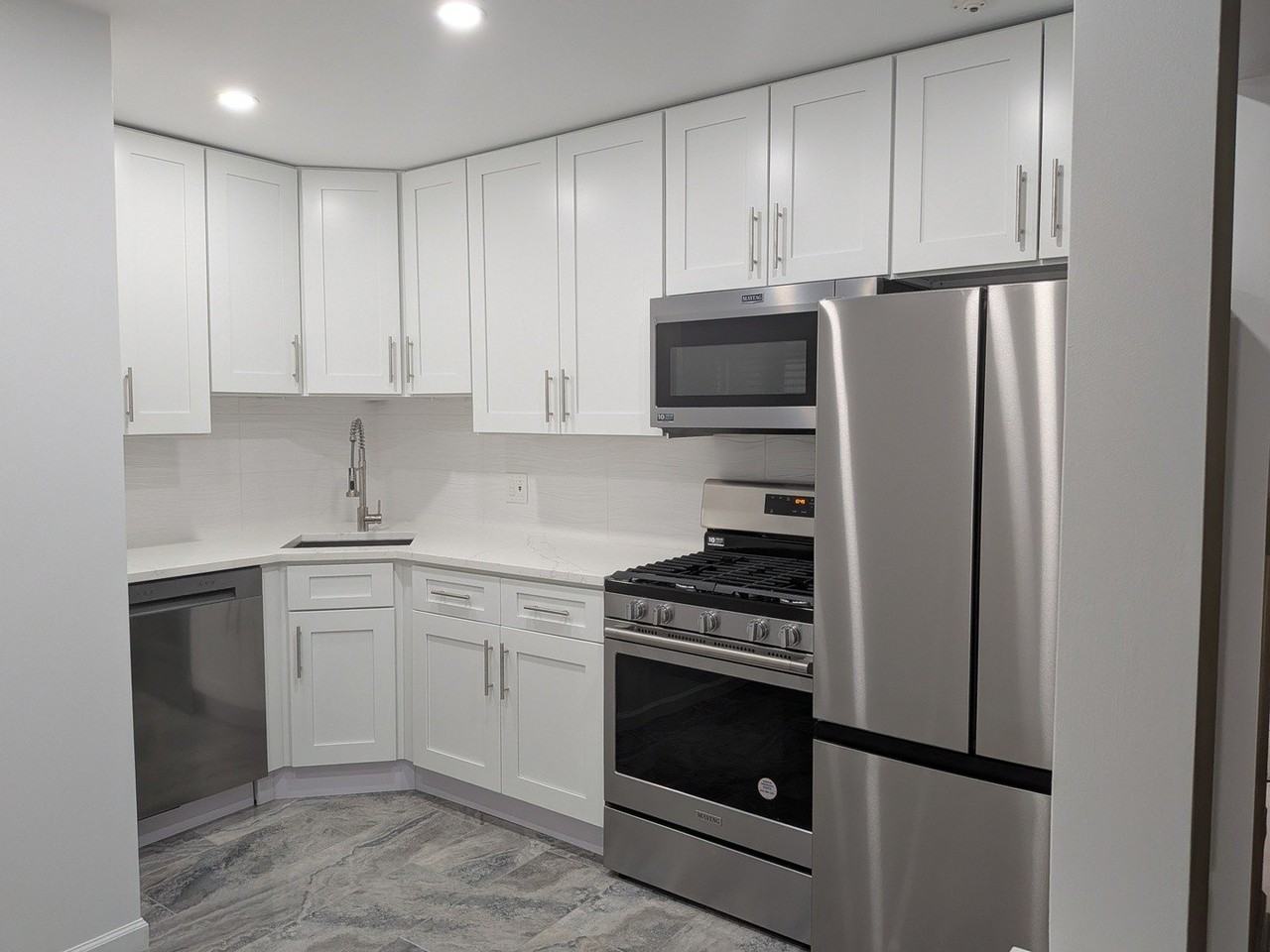 6 Parkside Ct Apt 2 #2 - Photo 3 of 12