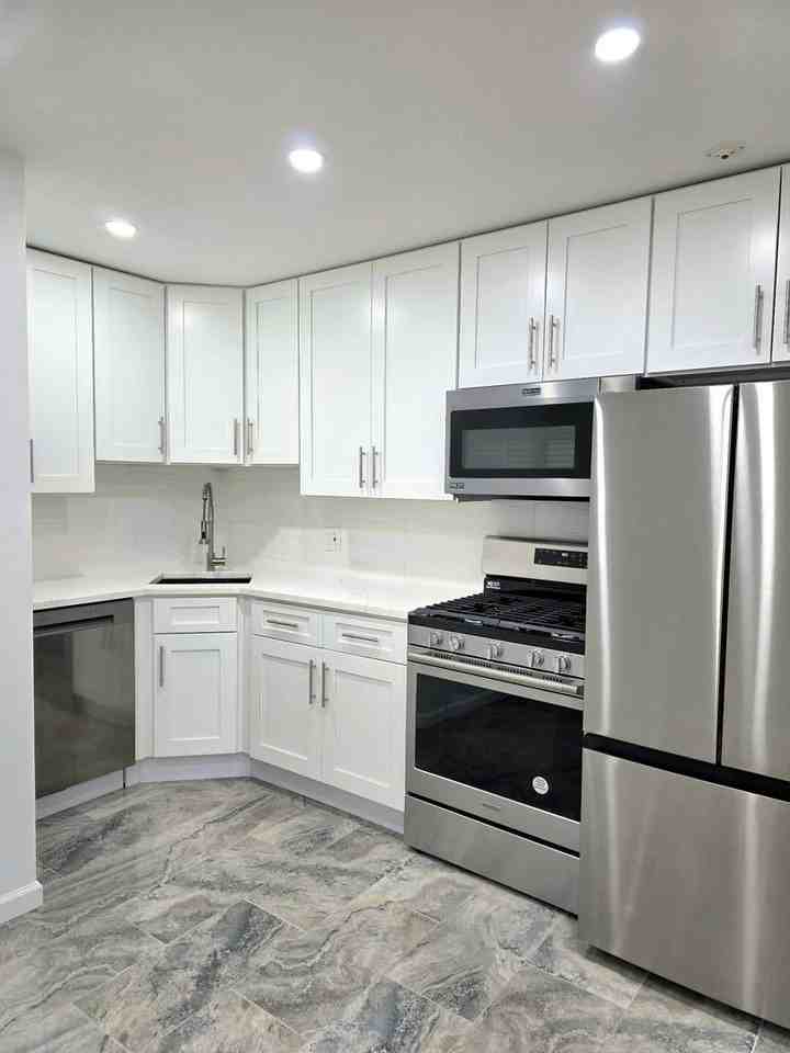 6 Parkside Ct Apt 2 #2 - Photo 4 of 12