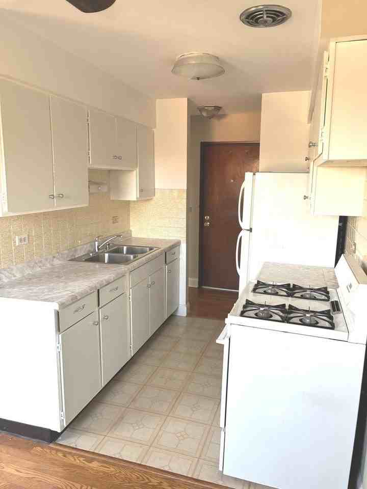 6300 W Irving Park Rd Apt 405 #405 - Photo 3 of 7