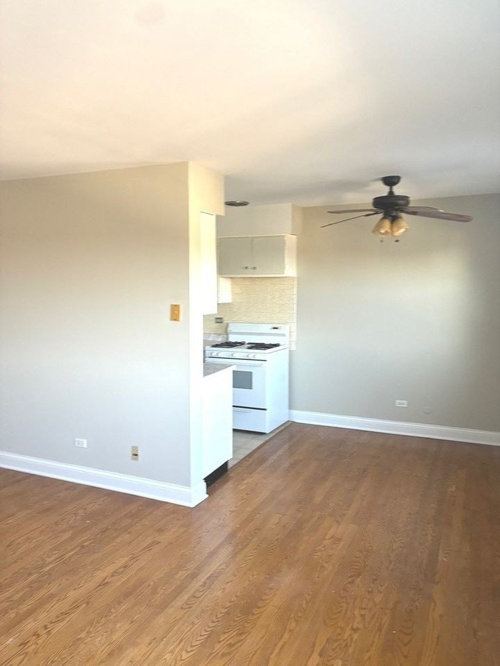 6300 W Irving Park Rd Apt 405 #405 - Photo 4 of 7